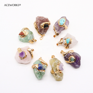 Pendentif en pierre dorée |   Charme en pierres précieuses naturelles irrégulières brutes électroformées plaqué or PVD 18 carats pour la fabrication de bijoux - Product Image 5