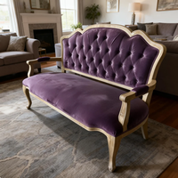 Canapé Chesterfield classique de style français à trois places en forme de L avec revêtement en velours violet, rembourrage en éponge, bois sculpté, canapé vintage