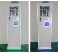 Máquina expendedora de tarjetas Pokémon, máquina expendedora de pegatinas pequeñas, máquina expendedora de tarjetas coleccionables con soporte, blanca, con aceptador de billetes