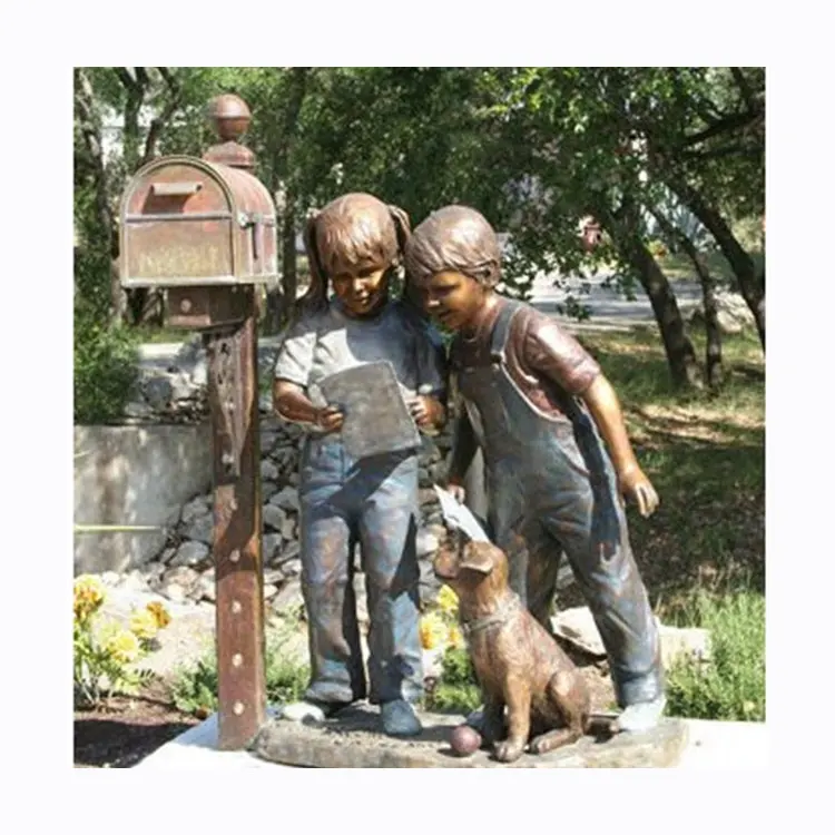 Outdoor Tuin Decoratie Levensgrote Bronzen Sculptuur Van Kinderen Jongen Meisje En Jongen Mailbox