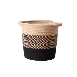 Cesta de Almacenamiento Tejida Redonda Hecha a Mano en Dos Tonos con Detalles Negros 22x20cm Organizador de Juguetes Decoración del Hogar - Product Image 4