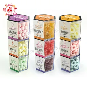 透明塑料六角盒中的各种高级糖果