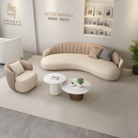 Chaise de canapé en cuir incurvé de luxe léger avec table à thé pour le salon de beauté dans le hall de l'hôtel