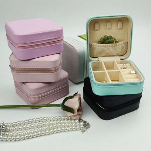 Portagioie Quadrato alla Moda, Portatile da Viaggio, Piccolo Contenitore per Ciondoli, Collane, Orecchini e Anelli, in Pelle con Chiusura a Cerniera - Product Image 3