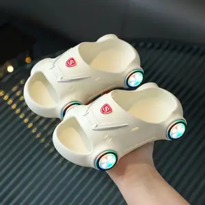 Yaz çocuk yürümeye başlayan terlik ayakkabı nemli yerleşimler Unisex bebek sevimli taze EVA çocuk sandaletleri terlik Led ışık spor araba takunya