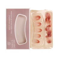 Faux ongles amande portables, courts et simples, dégradé rose pâle, pré-dessinés, style chic et irrésistible pour jeune fille