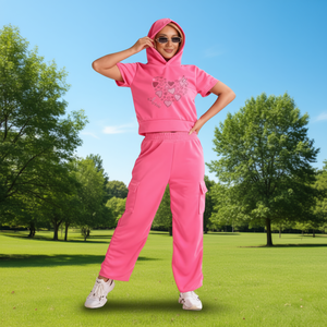 Tuta da donna rosa taglie forti con cappuccio, maniche corte, stampa a cuore, vestibilità comoda, lunghezza intera, vita elasticizzata, tasche laterali - Product Image 2