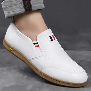 Mocasines blancos sin cordones, zapatos informales de cuero con suela suave para hombre, estilo británico, cómodos y transpirables para uso diario - Product Image 3