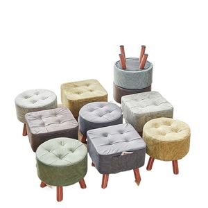 Pouf rond capitonné en tissu, repose-pieds moelleux avec pieds en bois massif pour salon, chambre, entrée, couloir - Product Image 1