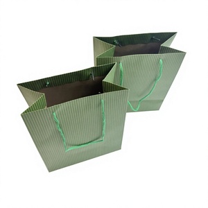 Sac en papier kraft rayé vert avec poignées torsadées, sac plat standard recyclable pour les achats professionnels, style classique - Product Image 3