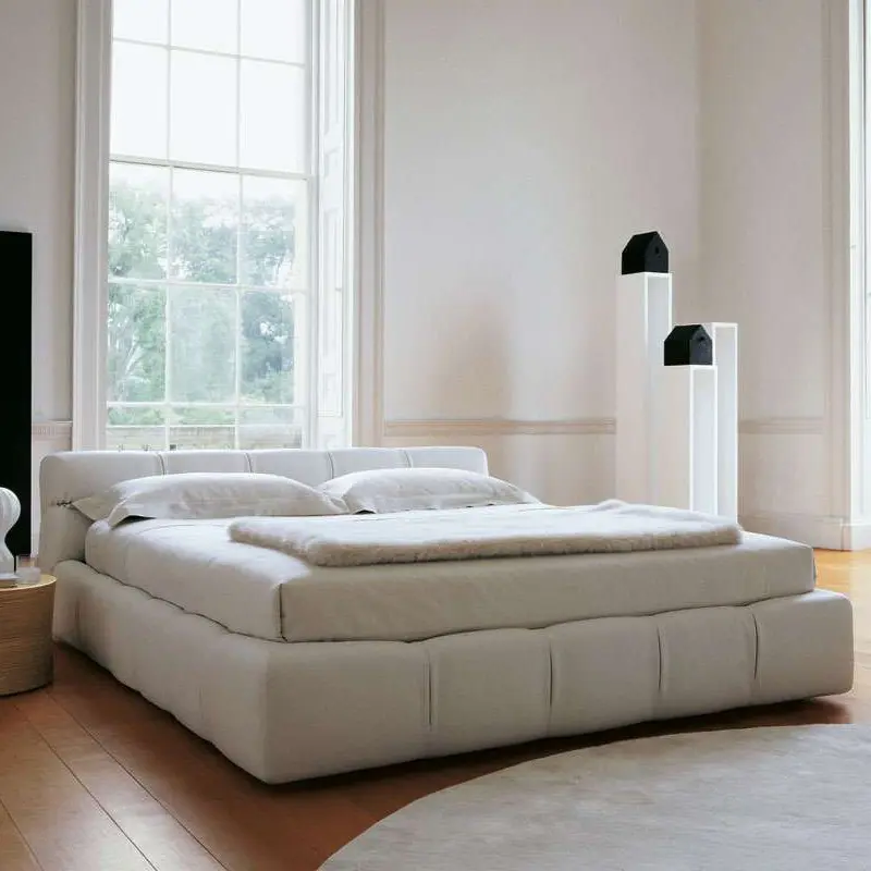 इतालवी डिजाइनर लो प्रोफाइल बिस्तर सफेद यूरोपीय पूर्ण असबाबवाला टफी क्लाउड बेड आधुनिक लक्जरी होटल क्वीन किंग साइज बेड फ्रेम