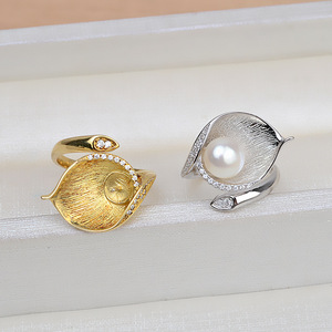 Anillo Abierto de Plata S925 Hecho a Mano con Hoja y Perla de 8-10 mm, Accesorios de Oro de 14k en Bandeja 36 - Product Image 3