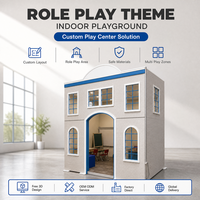 Équipement de terrain de jeu intérieur commercial, maison de jeu de rôle en forme de bâtiment urbain à deux niveaux avec façade pour les zones enfants des centres commerciaux