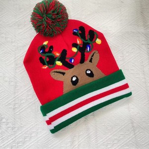 Gorro navideño tejido con diseño de reno rojo, gorro de lana cálido con pompón para uso en exteriores en invierno - Product Image 2
