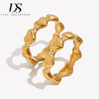 Bague empilable Dreamshow en forme de cœur, gravée de motifs floraux, à tige ondulée fermée, en zircone cubique, acier inoxydable 316L, plaqué or, étanche