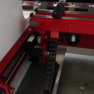 Prensa plegadora CNC de precisión con presión servoaccionada y ajuste de fuerza de flexión personalizable - Product Image 5