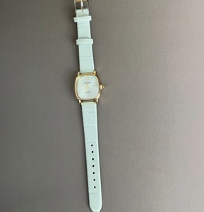 Nouvelle montre-bracelet carrée rétro minimaliste haut de gamme pour femme, en alliage, à quartz, vente en gros - Product Image 5