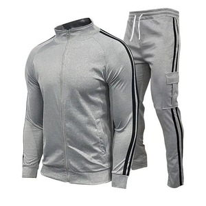 Ensemble de survêtement blanc pour homme avec veste zippée et pantalon, rayures noires, design sportif, polyester respirant, idéal pour l'automne - Product Image 6