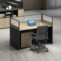 Bureau de travail moderne et élégant convertible pour le personnel, poste de travail en open space, bureau dans un immeuble de bureaux moderne, table de travail pour le personnel