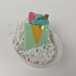 Jabón hecho a mano con temática <span class=keywords><strong>de</strong></span> helados con manteca <span class=keywords><strong>de</strong></span> karité <span class=keywords><strong>de</strong></span> <span class=keywords><strong>aceite</strong></span> <span class=keywords><strong>de</strong></span> oliva y extracto <span class=keywords><strong>de</strong></span> fresa Barra <span class=keywords><strong>de</strong></span> jabón <span class=keywords><strong>de</strong></span> regalo divertida e hidratante - Product Image 6