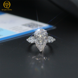 Bague de mariage classique à trois pierres, taille poire, or 18 carats, support personnalisé, diamant de laboratoire de haute qualité couleur D certifié IGI - Product Image 1