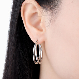 Les boucles d'oreilles simples à double anneau sont un choix idéal pour les accessoires des filles, et également une excellente option pour un cadeau d'anniversaire ou de fête. - Product Image 5