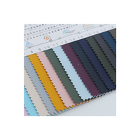 Tissu Oxford en polyester enduit de PU imperméable à texture granulaire en similicuir 900D pour sac bandoulière et sac banane