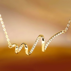 Collana con Pendente a Onda in Oro Giallo con Zirconia Cubica Incastonata, Design Minimalista per Uso Quotidiano - Product Image 1