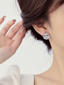 Pendientes de Botón de Plata de Ley S925 con Baño de Oro, Estilo Europeo Americano, de Alta Gama, Ligeros y Lujosos, con Diseño de Perlas y Conchas Marinas - Product Image 6