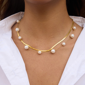 Collier double rangs de perles pour femme en acier inoxydable plaqué or 18 carats avec perles de verre, chaîne rasoir et design géométrique, idéal pour le quotidien - Product Image 2