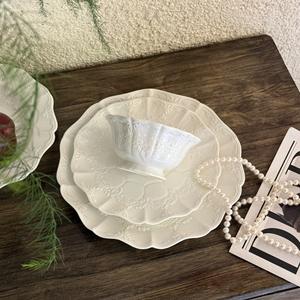 Set d'assiettes blanches en céramique design dentelle <span class=keywords><strong>baroque</strong></span> européenne design floral rétro gaufré assiettes blanches assiettes de mariage - Product Image 3
