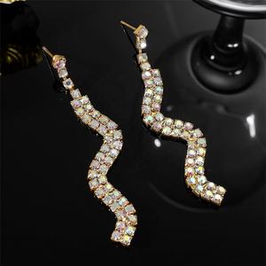 Boucles d'oreilles pendantes de luxe haut de gamme, style européen et américain, avec strass en forme de serpent à double rangée, design de niche, papillon brillant, en alliage tendance - Product Image 4