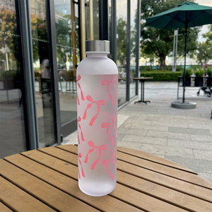 環境に優しい1000mlスポーツプラスチック製ウォーターボトル、直飲み、ジム、旅行、販促品、新学期ギフト、可愛いリボン付き - Product Image 5