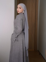 Ensemble Abaya Modeste Personnalisé Loriya avec Robe à Col Montant Boutonné et Manches Évasées & Pantalon Large pour Femmes Musulmanes