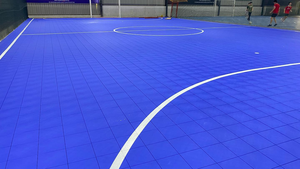Dalles de sol sportives modulaires antidérapantes pour terrains de futsal extérieurs, à emboîtement, avec surface finie matelassée - Product Image 6