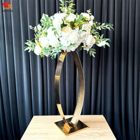 Support de fleurs de mariage en métal doré à base carrée lisse et pilier incurvé pour décoration intérieure