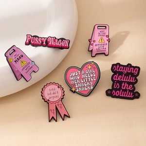 Broche en forma de corazón de la serie Rosa, diseño de cita en inglés personalizada, insignia conmemorativa de <span class=keywords><strong>esmalte</strong></span> artesanal, venta al por mayor personalizada - Product Image 2