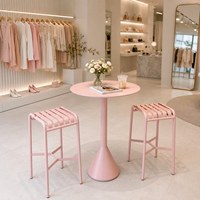 Ensemble de table et chaises de bar haute mobiles en acier, style influenceur, luxe léger, pour balcon, extérieur, loisirs et comme toile de fond photo pour cafés et salons de thé