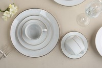 Service de vaisselle de luxe en porcelaine fine OEM, collection Royal Country, avec tasses, assiettes rondes élégantes pour mariage