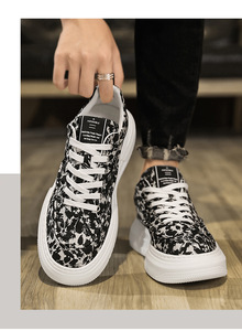 รองเท้าผ้าใบสีขาวพิมพ์ลายสไตล์เรโทร พื้นหนา ระบายอากาศได้ดี แฟชั่นใหม่ประจำฤดูร้อนปี 2026 สำหรับผู้ชาย เหมาะสำหรับออกกำลังกายและเดิน - Product Image 5