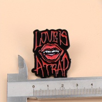 Broches en métal émaillé amusantes avec inscription « LOVE IS a TRAP » et lèvres rouges punk rock, bijoux cadeaux pour enfants et amis