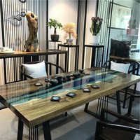 Table en bois massif avec résine époxy, design moderne et créatif pour salon ou bureau, personnalisation du motif