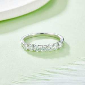 Anillo J&C Seven Star Row de Plata de Ley 925 con Baño de Oro Blanco y Diamante Cultivado en Laboratorio de 0.7ct Color D - Product Image 3