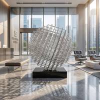 Sculptures de luxe modernes de style géométrique sur mesure pour hall d'entrée, cubes en fil d'acier poli