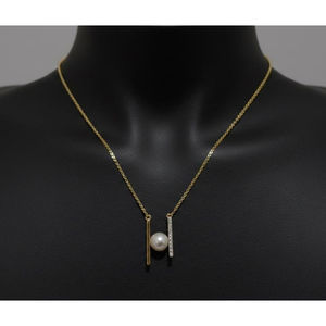 Collier pendentif double barre en or 18 carats avec perles et diamants, design moderne et élégant, bijou raffiné pour les êtres chers - Product Image 5