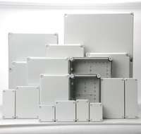 Caja de conexiones impermeable de plástico ABS gris claro personalizable IP66 Caja de salida de PC para exteriores con aberturas Nivel de protección IP66