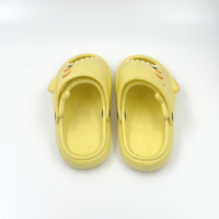 Sabots pour enfants style requin jaune en gros, prix d'usine, chaussures de jardin en EVA légères, sandales de plage antidérapantes pour tout-petits