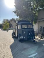 Camion de restauration mobile vintage noir personnalisé avec vitrine à mille-feuilles chauffée, station à mocha chaud pour marché nocturne