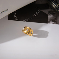 Eleganter anmutiger Perlen ring 18 Karat vergoldeter Edelstahl Unregelmäßiger, breit welliger, eingelegter Glasperlen ring