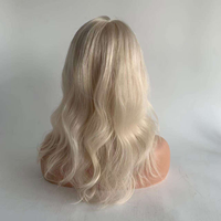Nouvelle Arrivée Perruque en Cheveux Humains Russes Blond Glacé 18 Pouces Ondulation Naturelle Densité 150% Pré-épilée avec Fermeture en Dentelle Transparente Naturelle 5*5